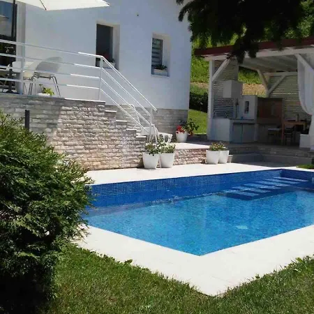 فيلة House With A Swimming Pool *