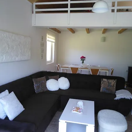 House With A Swimming Pool فيلة