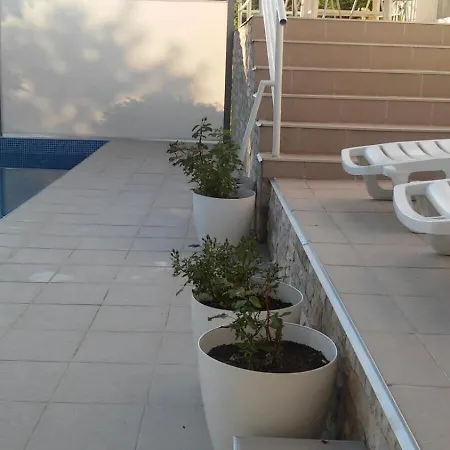 House With A Swimming Pool فيلة